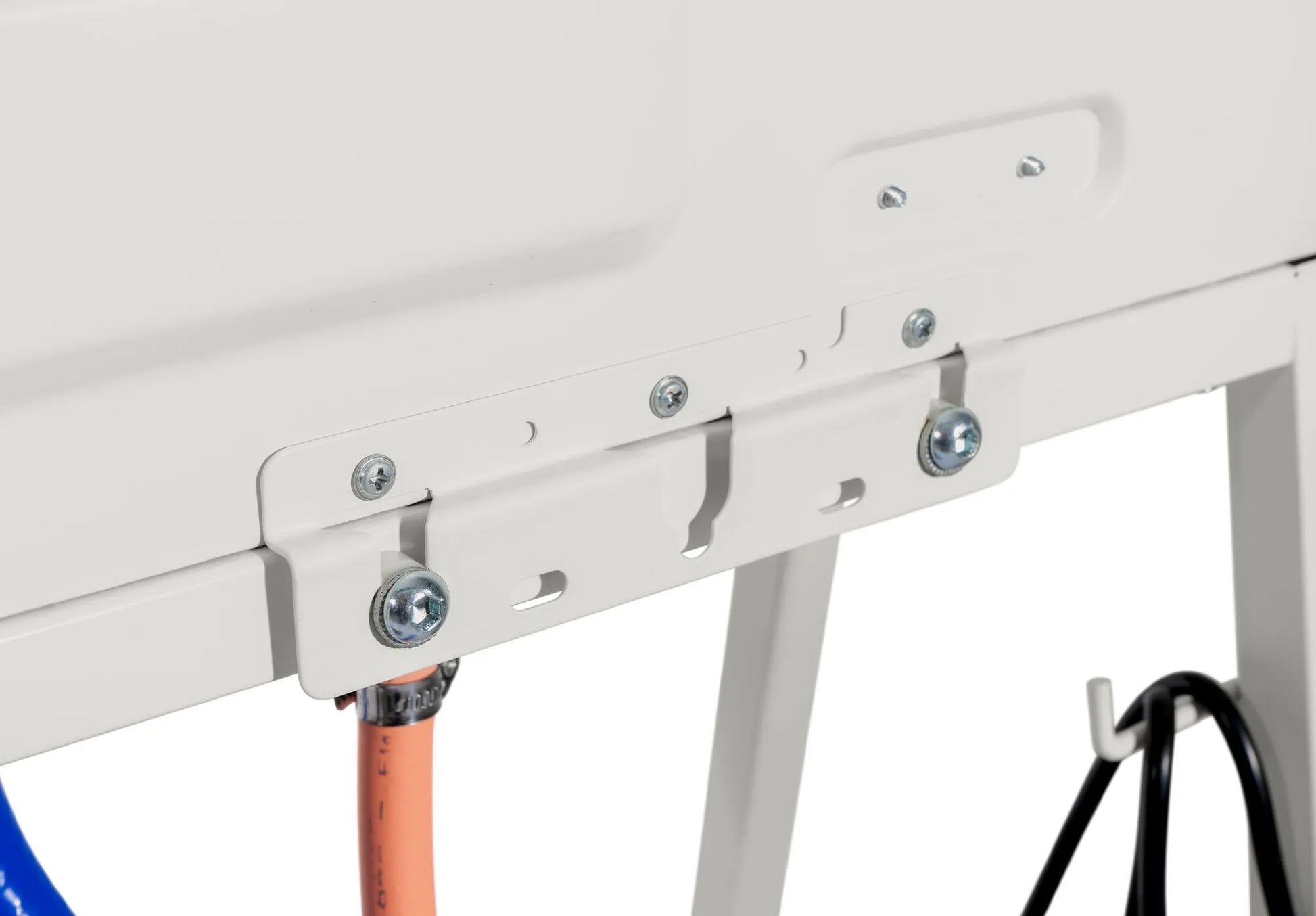 Connecting hose to equipment